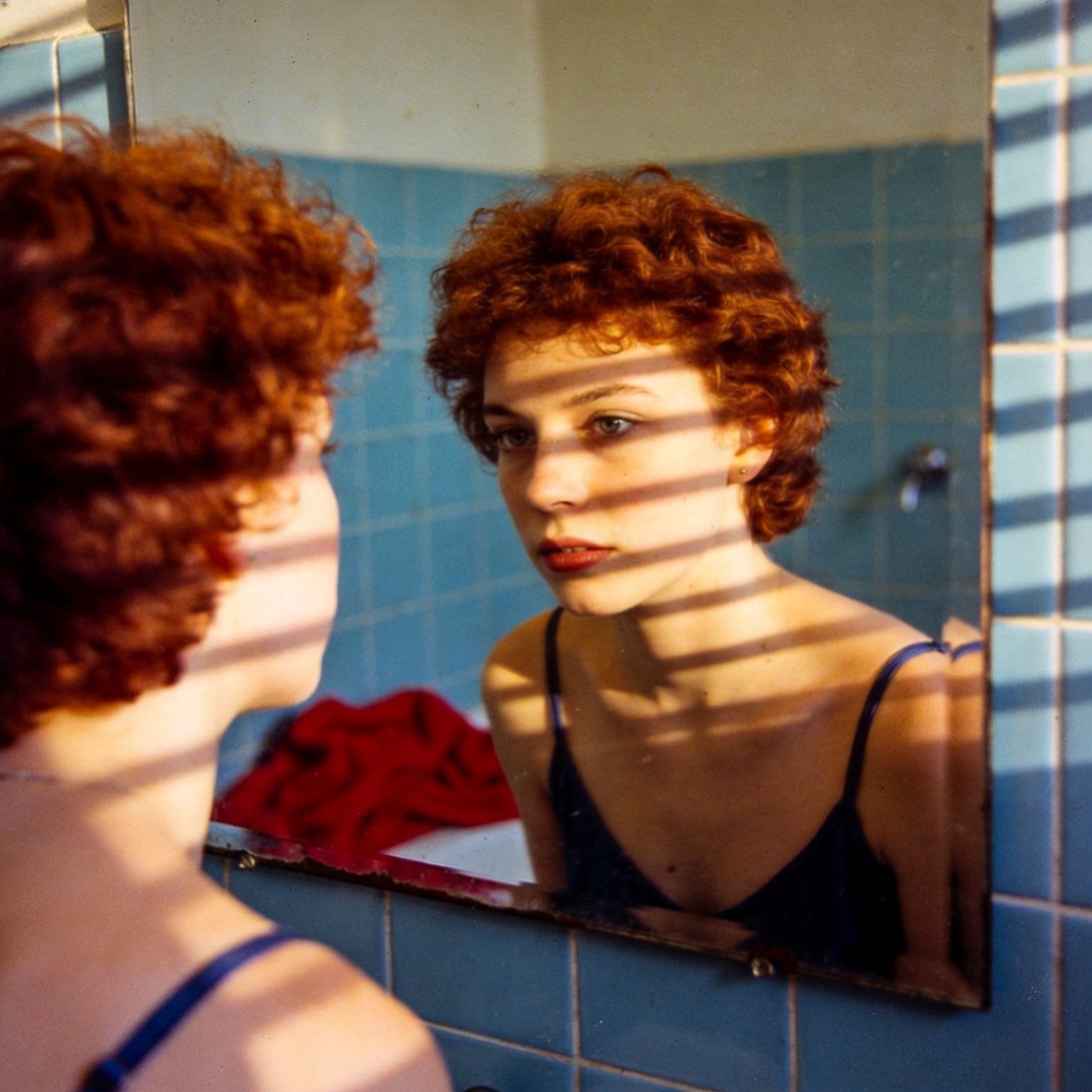 Self-portrait in blue bathroom, London, 1980 参考构图